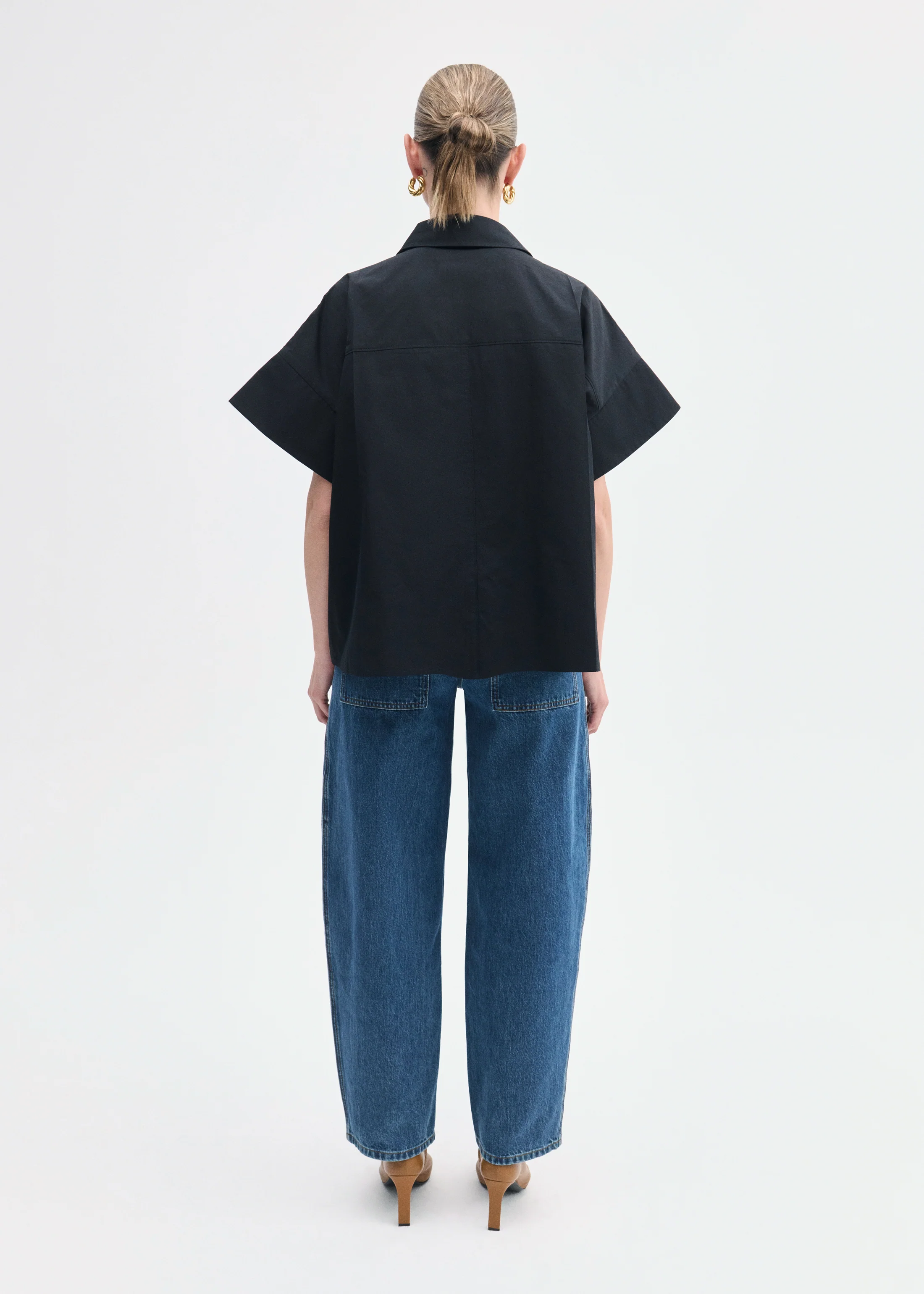Boxy Short Sleeve Shirt in Cotton Poplin - Black - Image 3