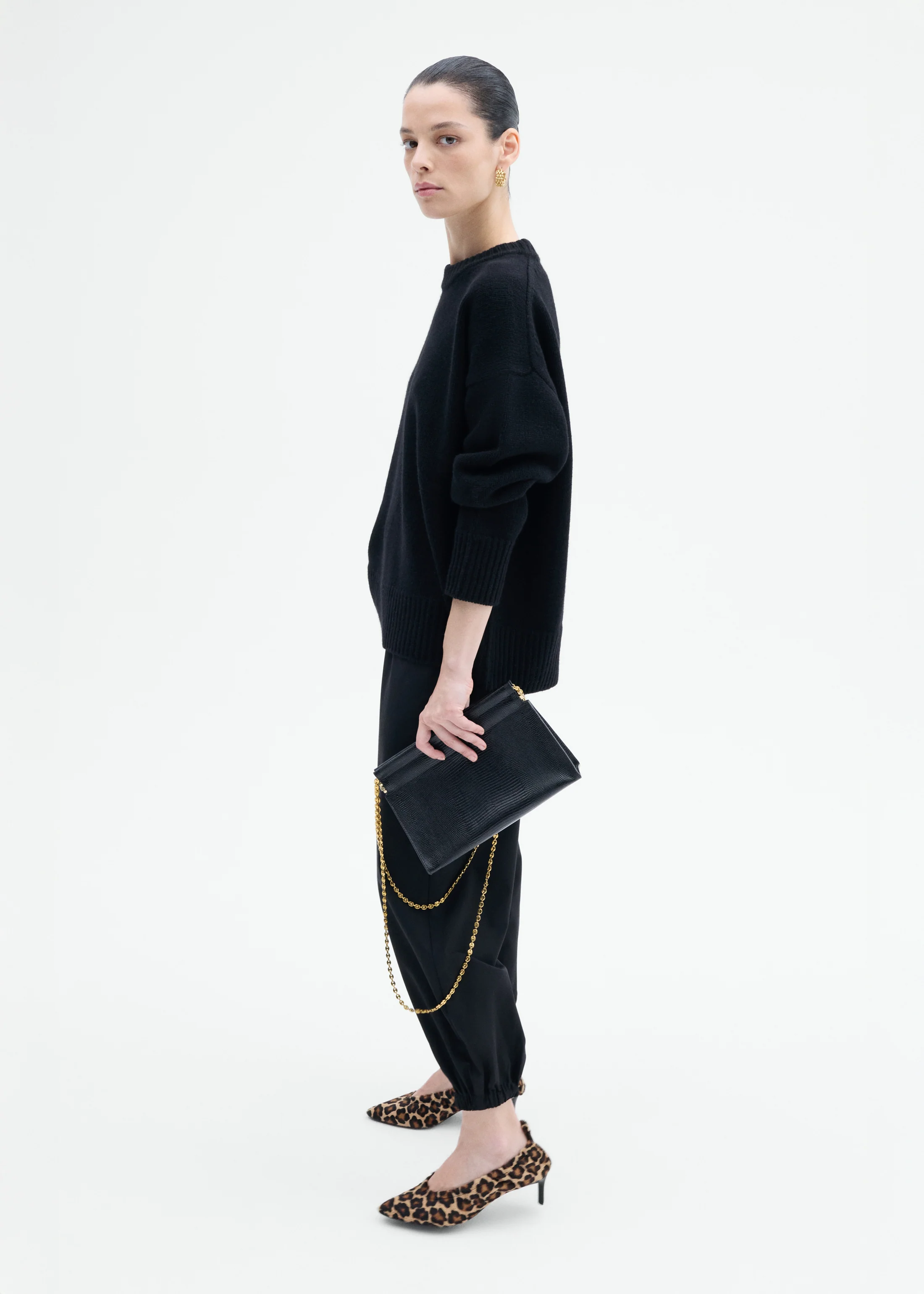Boyfriend Crew Neck in Wool Cashmere - Black - Image 4