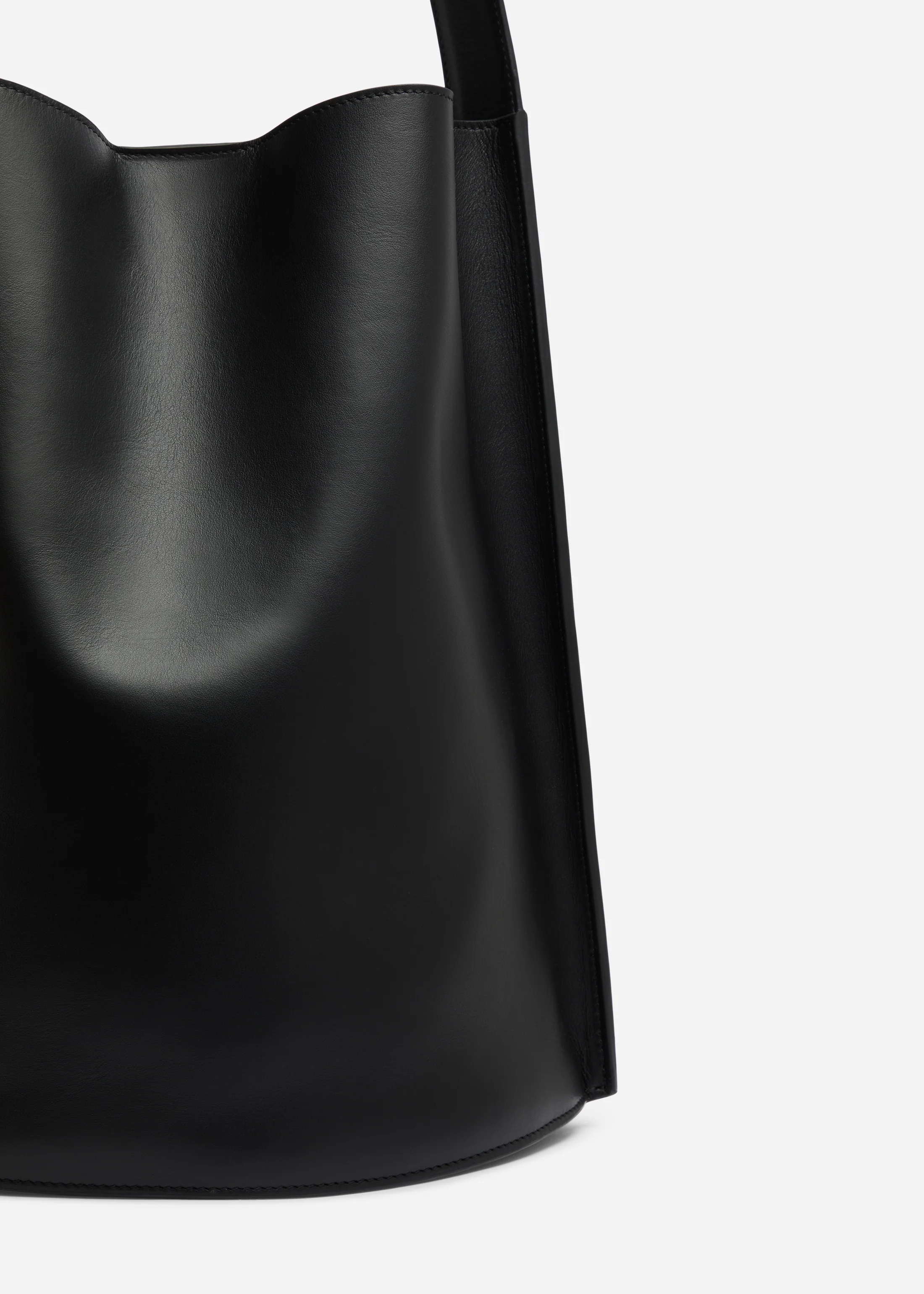 Bucket Tote Bag in Leather - Black - Image 3