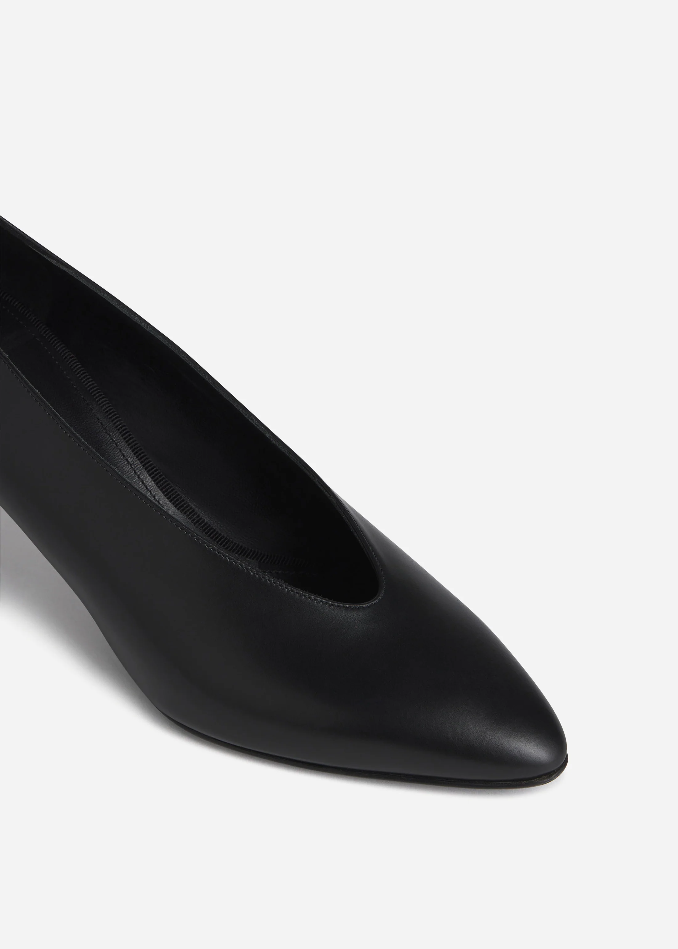Pointed Kitten Heel in Leather - Black - Image 3