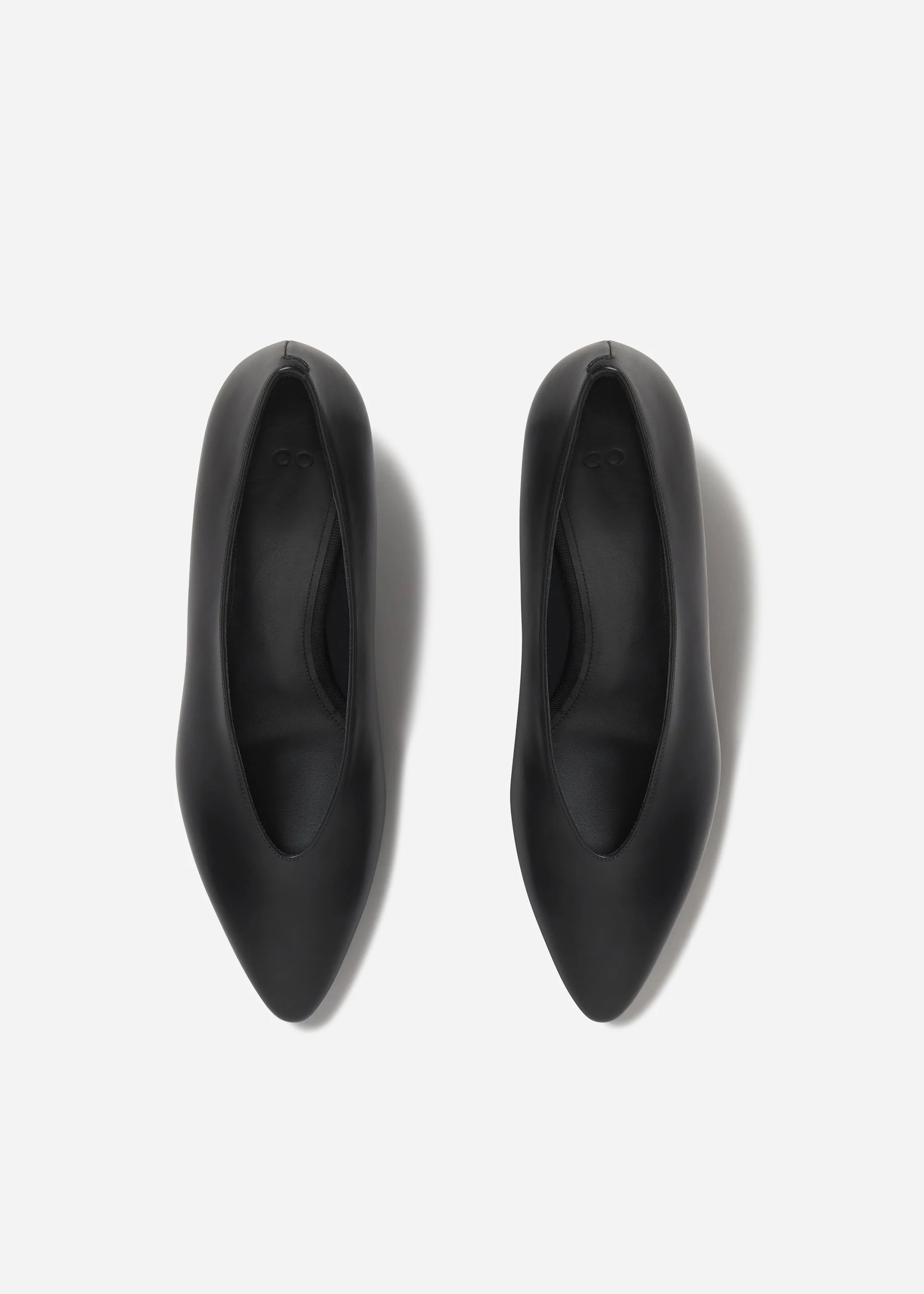 Pointed Kitten Heel in Leather - Black - Image 4