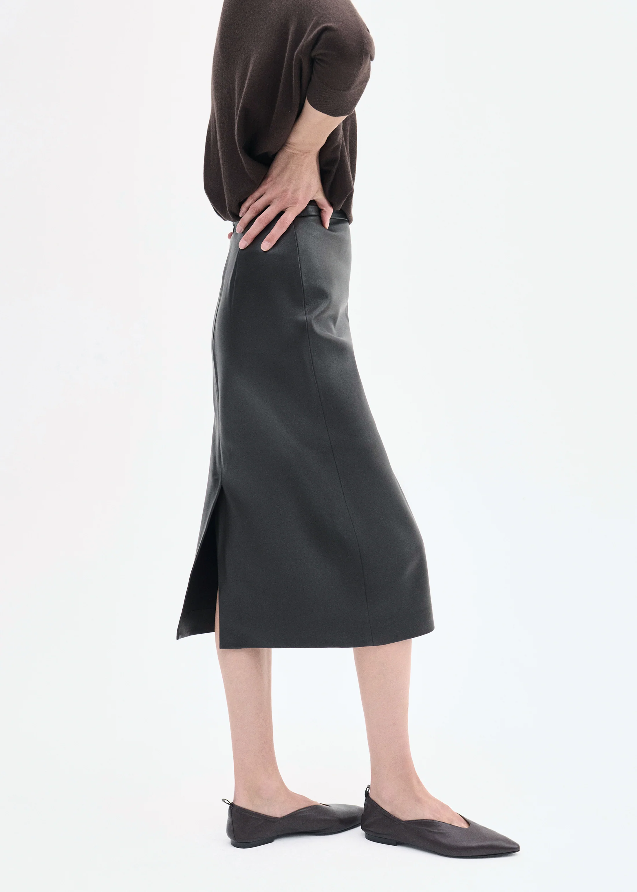 Midi Pencil Skirt in Leather - Chocolate - Image 4