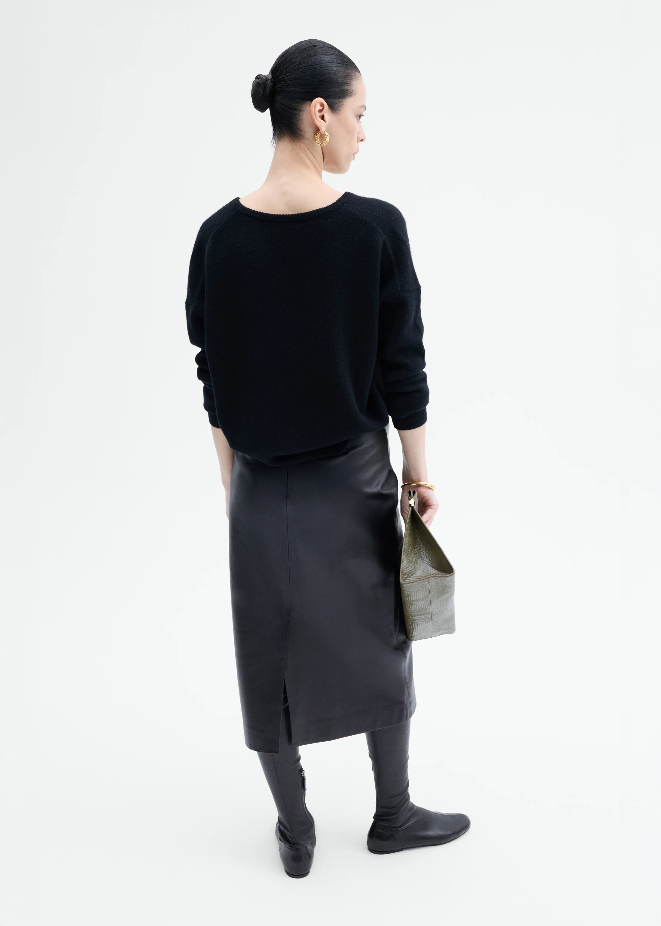 V-Neck Sweater in Cashmere - Black - Image 3