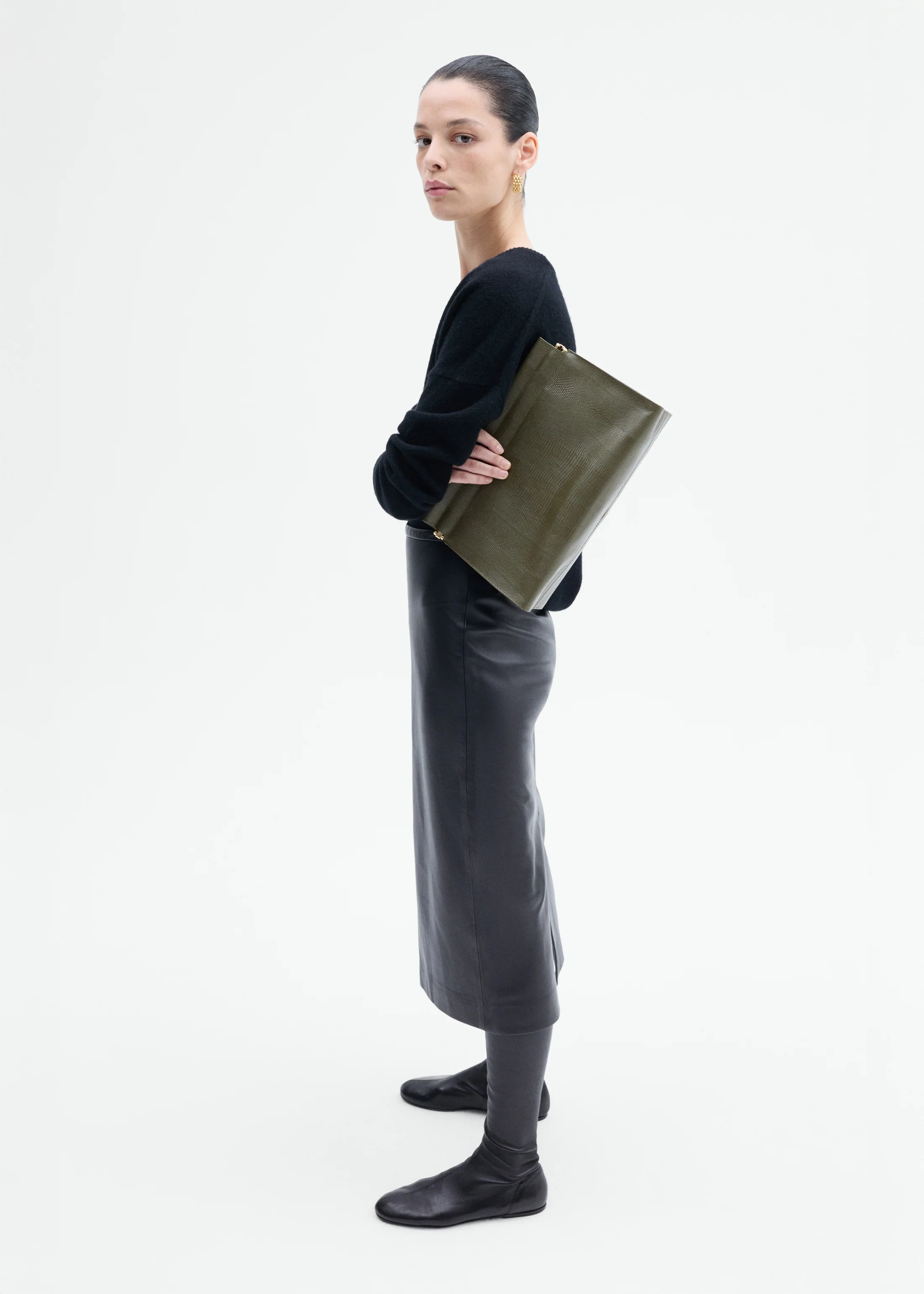 V-Neck Sweater in Cashmere - Black - Image 4