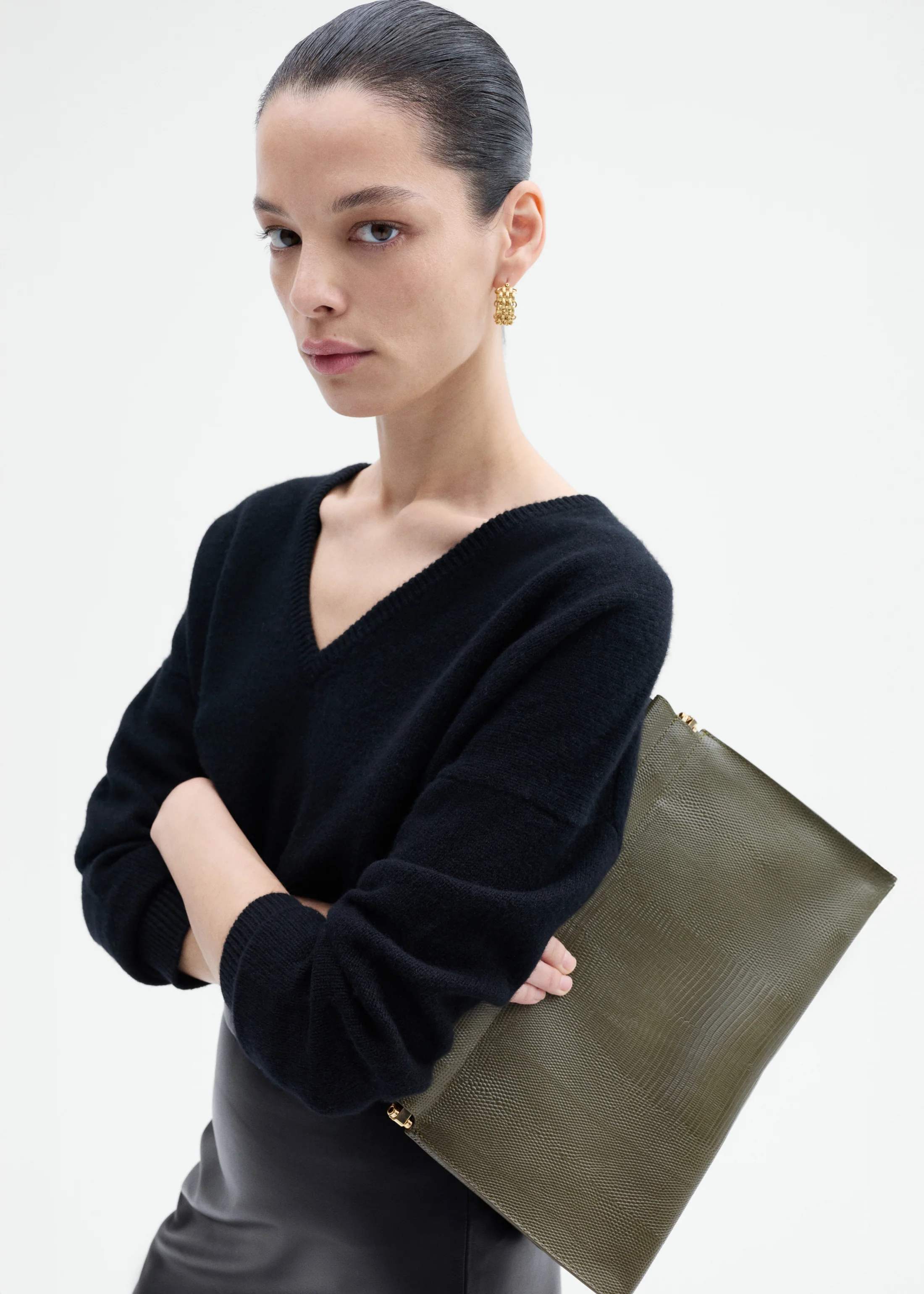 V-Neck Sweater in Cashmere - Black - Image 5