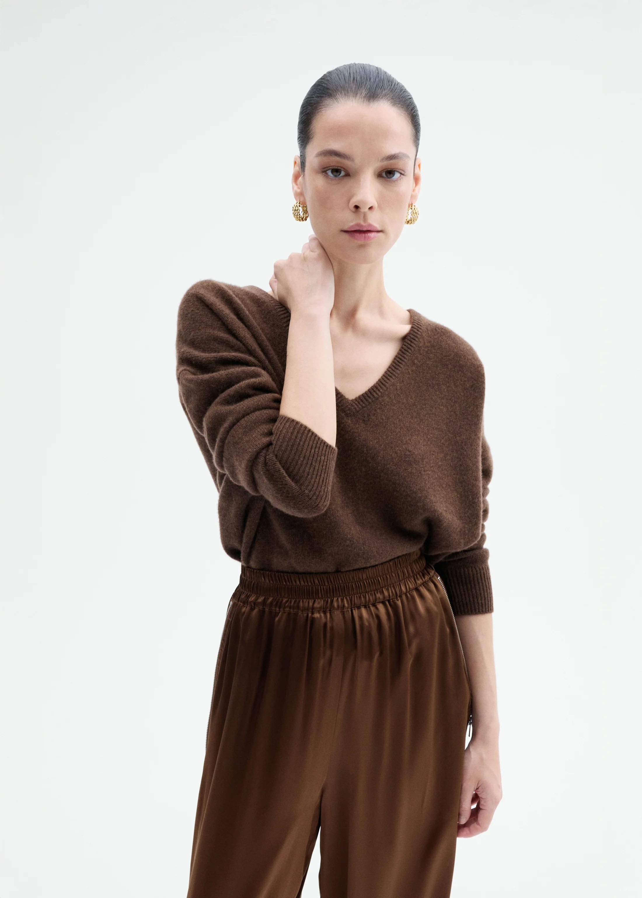 V-Neck Sweater in Cashmere - Brown - Image 4