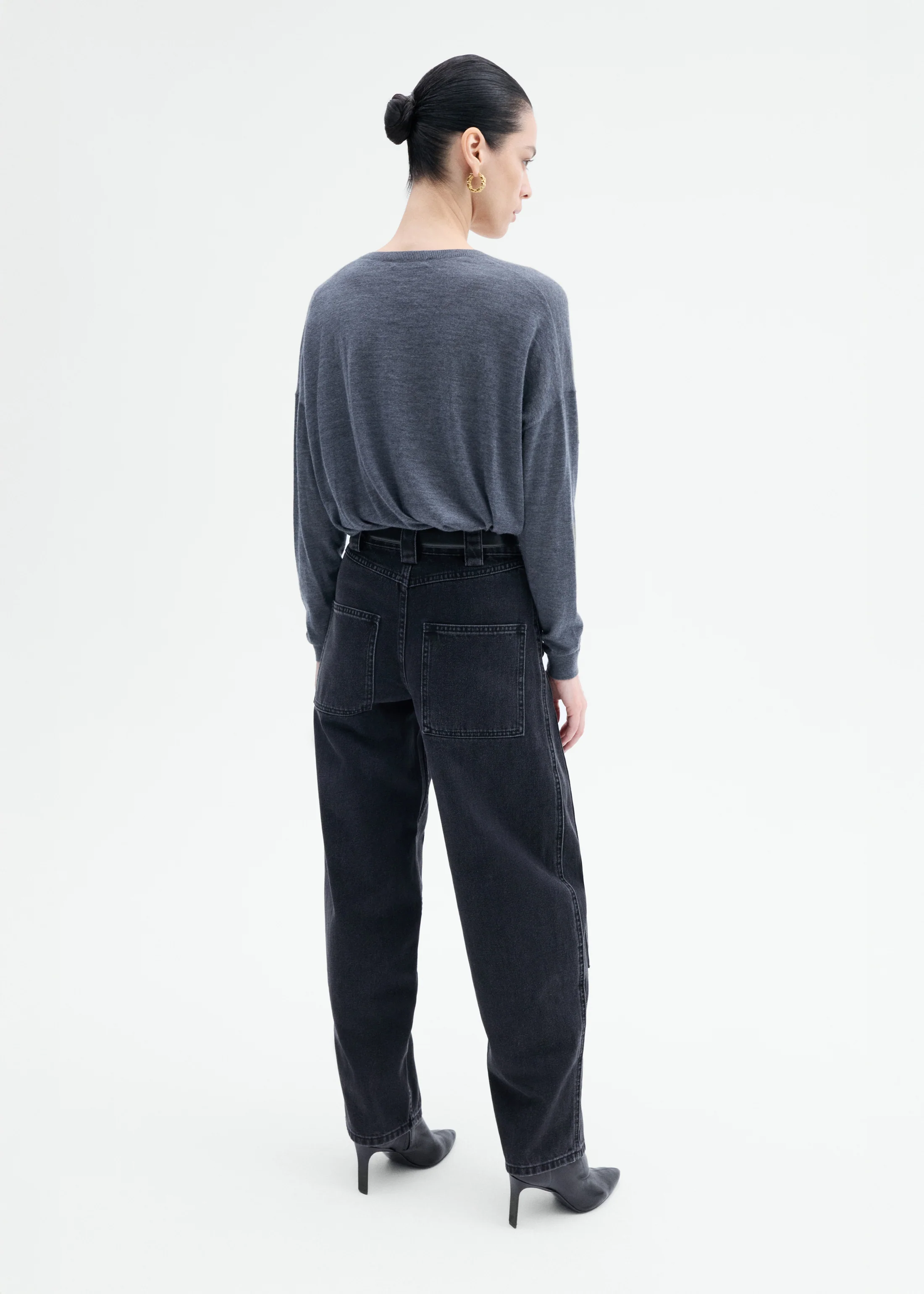 V-Neck Sweater in Fine Cashmere - Grey - Image 4